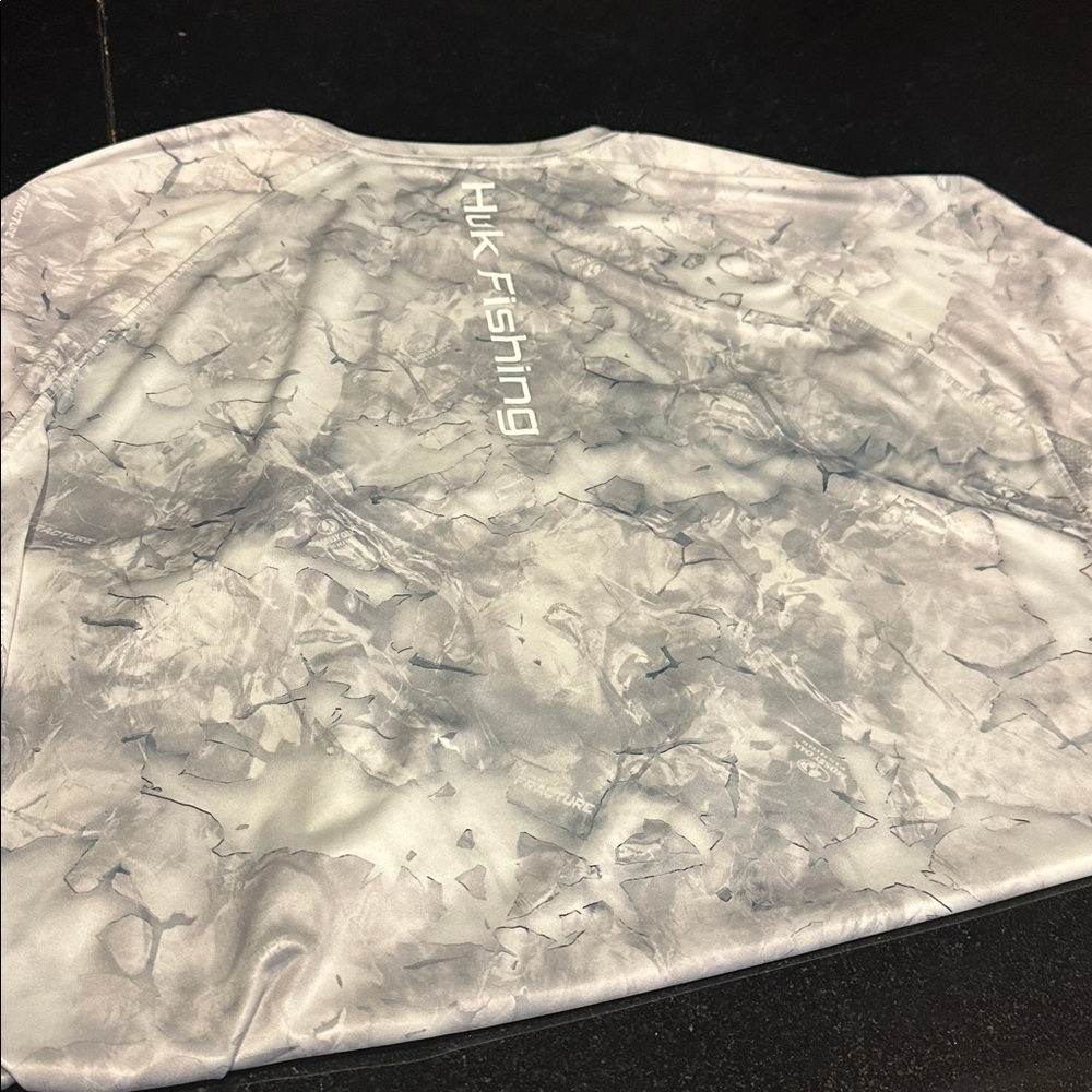 Huk White and Gray Mossy Oak pattern Performance Fishing Shirt- XXL- like new - Picture 4 of 6